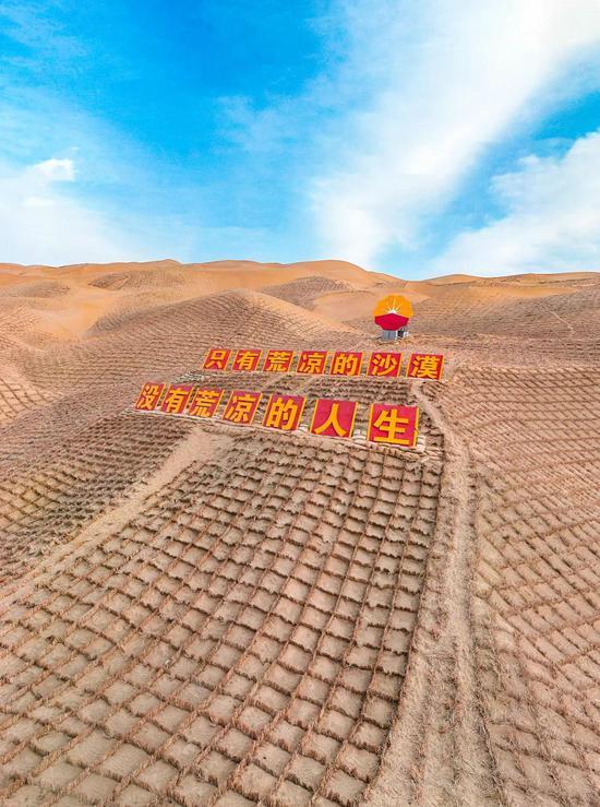 “只有荒凉的沙漠,没有荒凉的人生” | 这是塔里木油田的一句著名口号。图源@VCG