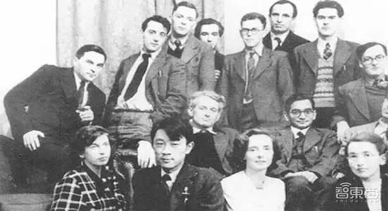 ▲上世纪40年代,20世纪40年代,黄昆在英国利物浦大学做博士后时与同事们合影