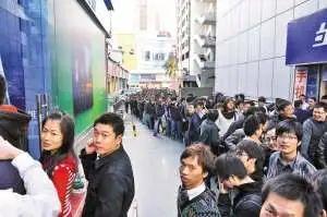 魅族M9深圳开卖现场 图片来源:深圳商报