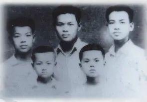 1940年代曾毅(二排右一)兄弟五人合影
