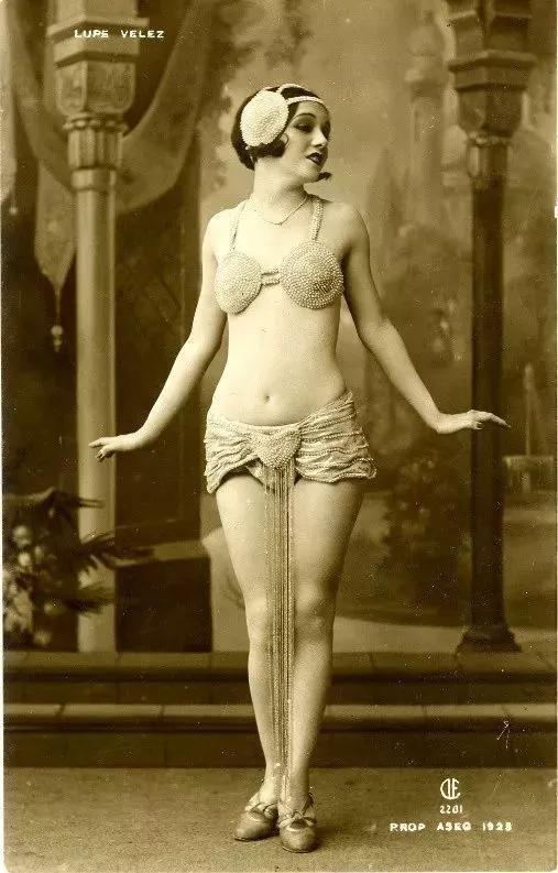 ▲1924 年法国成人杂志《PARIS PLAISIRS》上的舞女照片