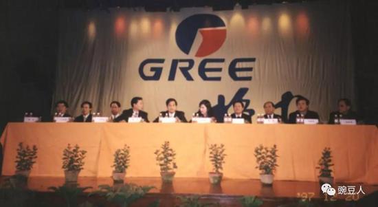 2005年朱江洪代表格力向珠海教育事业捐款