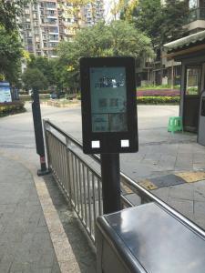 成都某小区的人脸识别门禁系统,业主“刷脸卡”便可开门。
