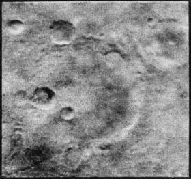 1965年,水手4号探测器传回的最清晰火星图像,可以看到遍布的撞击坑,显然这是一个荒芜的世界。这对于当时很多幻想着火星生命的人们来说是一次重大打击
