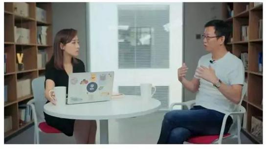 吴晓波曾经在采访中说,自己的转型并非主动为之,而是“被时代裹挟”