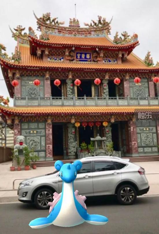 传统的宫庙、现代的汽车、扩增实境的怪(李坤城提供)