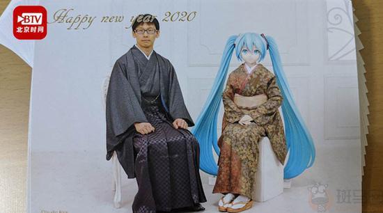 今年年初,近藤还自掏腰包为大家印制了新年贺卡