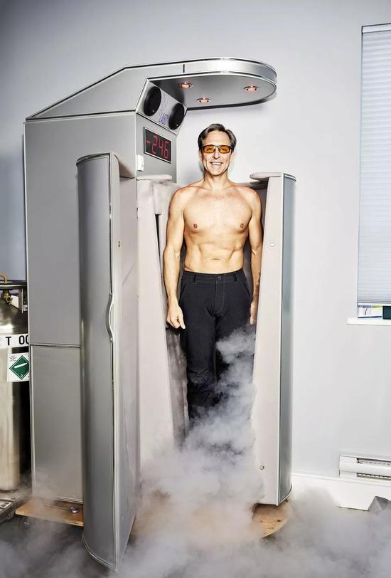 戴夫·阿斯普雷使用高压氧仓“补气”| Men's Health.com