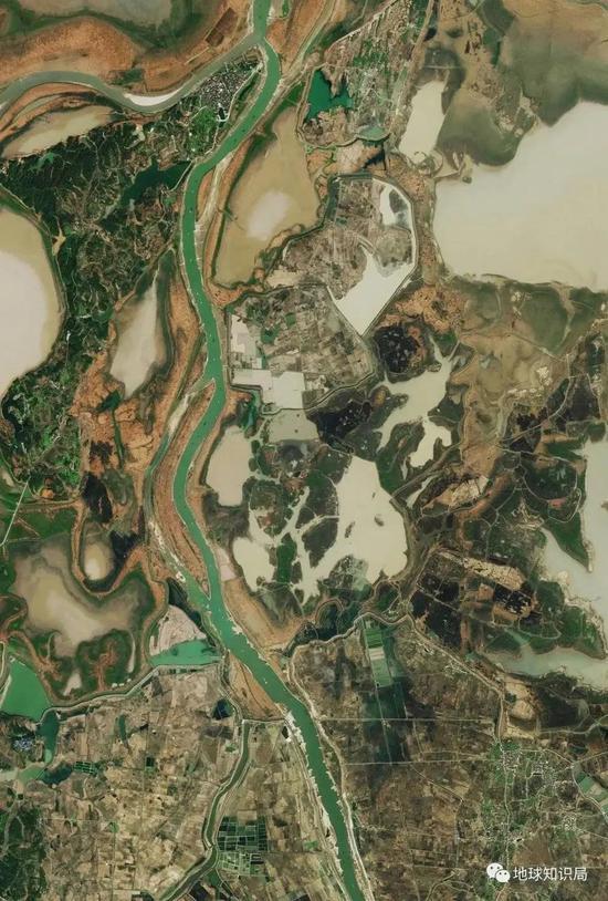 在湖与河之间的小块土地,一旦洪水来临,怕是大部分要一片泽国(图片:tianditu.gov.cn)