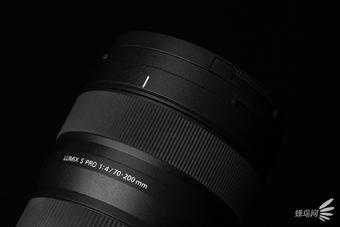 松下LUMIX S PRO 70-200mm f/4 O.I.S采用推拉式手/自动对焦切换