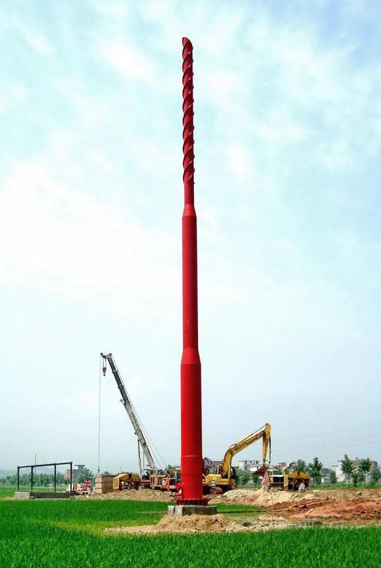 西气东输二期工程的某工地 | 2011年5月17日,江西省遂川县西气东输二线(遂川段)管道中转站建设工地,高大的放空火炬十分抢眼,它的作用是燃烧废气。图源@VCG