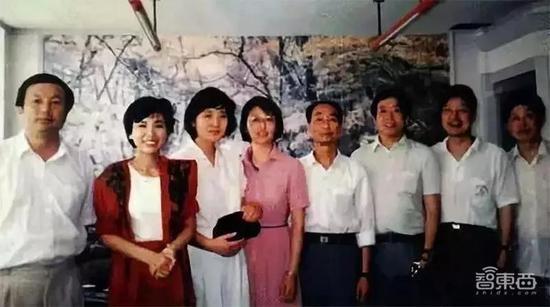 ▲任正非和早期华为员工 合影时间:1991年