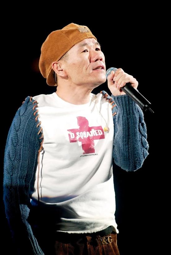 2003年11月18日晚,滚石唱片公司十年庆典——经典重现“情感万花筒 巨星演唱会”在香港红馆举行。赵传在会上演唱。图/视觉中国
