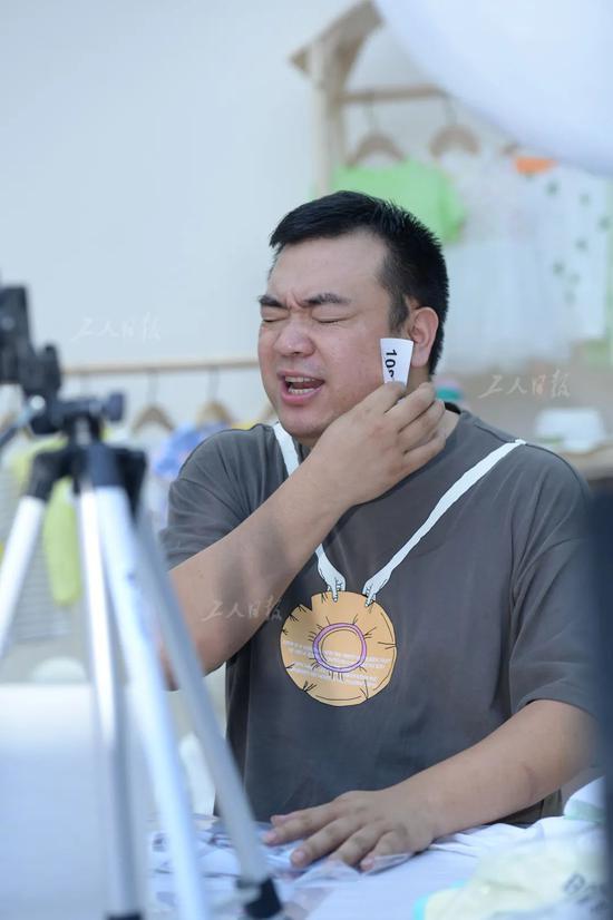 ▲6月7日,义乌弘尚股份的直播间里,主播正在一家电商平台上做童装直播。
