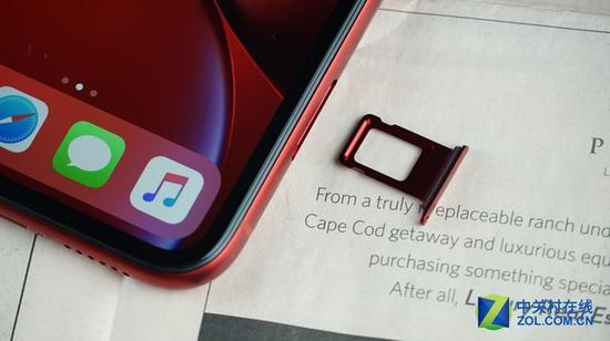 iPhone XR的SIM卡卡槽位于机身右下侧