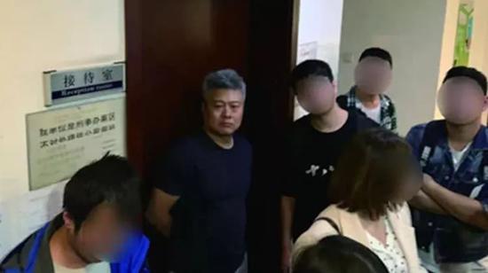 林小森被维权者围住 图片来源于《中国经济周刊》