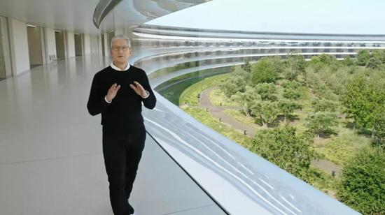 库克在直播中介绍新品,图源苹果官网