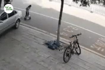 图3 山西一名男孩突然摔倒驶向马路中央(图片来自网络)