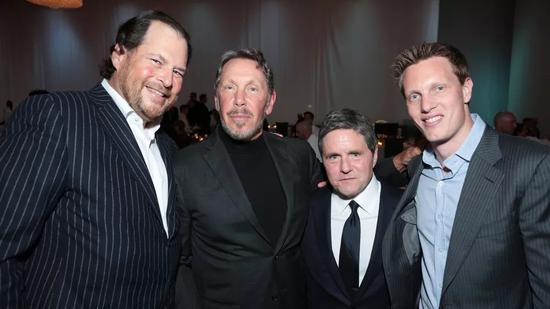 Larry Ellison (左二)和Marc Benioff(左一)