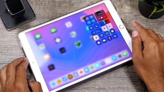 采用iOS 12系统的iPad(图源:YouTube)