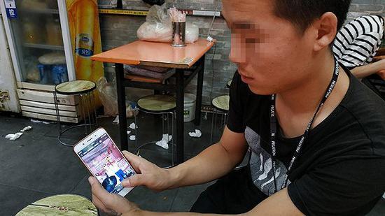 耿洋的手机里,存着几段儿子过程日的视频。杨舒鸿吉摄