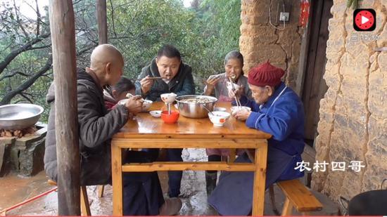 2017年底,王荣琪一家人在吃饭。图片来自西瓜视频截图