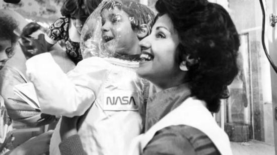 大卫在母亲怀里,穿着 NASA 为他设计的防护服。| 图片来源:https://www.foxnews.com