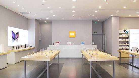 ▲ 上图为Apple Store,下图为小米之家