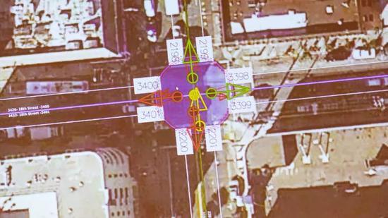 人工标注的道路编号和行驶方向(红色为禁行)。来源:CNET