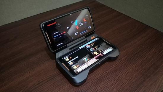 ROG手机可以加屏幕变身“掌机”(图片来自gearopen.com)