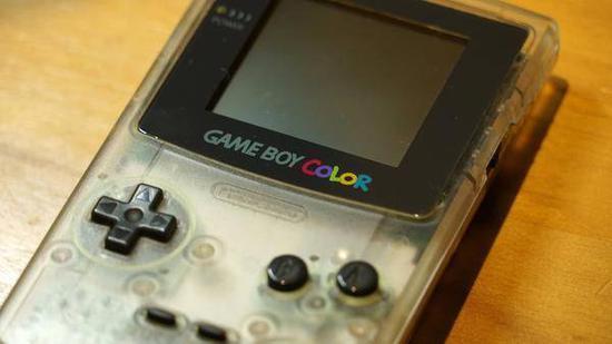 ▲ 透明款 Game Boy Color。 图片来自:数字尾巴
