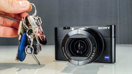 ▲ RX100 很小巧优秀,但它的售价也并非所有人都能接受。 图片来自:cinema5D