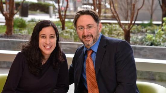 Martinez与手术医生Segev。图片来源:Johns Hopkins Medicine