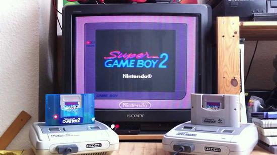 ▲插在 SFC 主机上的 Super Game Boy 配件。