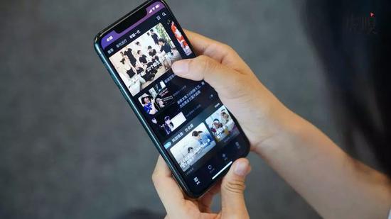 已经适配 iOS 13 Dark Mode 的虎嗅 app
