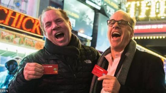 △ MoviePass CEO Mitch Lowe(左)和Heliosand Matheson公司CEO Ted Farnsworth(右),图源:MoviePass/Reuters