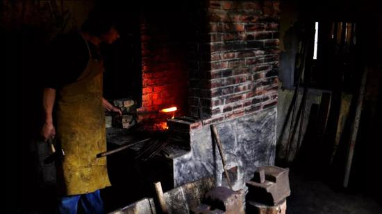 小喜尝试自己打一口铁锅