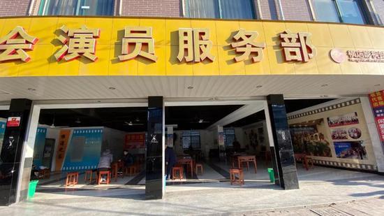 下午四点的演员服务部门可罗雀,只有几个路过歇息的当地人