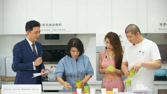 (图片来源:格力电器 从左至右为李鑫、董明珠、平荣、二驴)