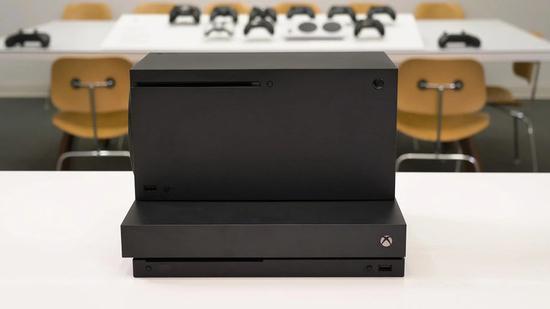 ▲Xbox Series X 和本世代 Xbox One X 的大小对比。图片来自:Eurogamer