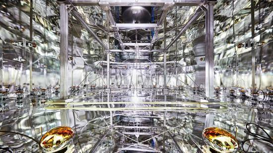 XENON探测器内部(图片来源:ENRICO SACCHETTI/SCIENCE SOURCE)