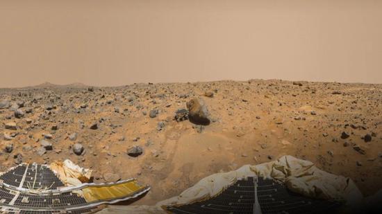 石头左边的那个小家伙就是旅居者号,仅重10.5公斤。来源:NASA/JPL