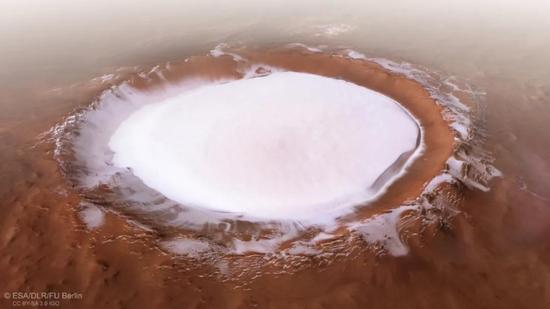 火星快车号眼中冰封世界,宛若仙境。水冰覆盖的科罗廖夫撞击坑,由火星快车号的HRSC相机影像和数字高程模型共同生成。来源:ESA/DLR/FU Berlin