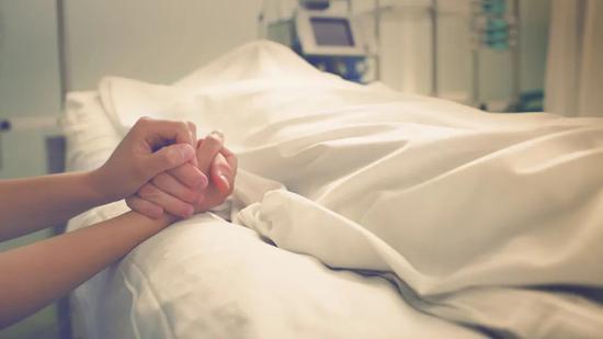 解剖时,法医们也会考虑到死者家属的心情,尽可能谨慎地切开和缝合皮肤。丨图虫创意