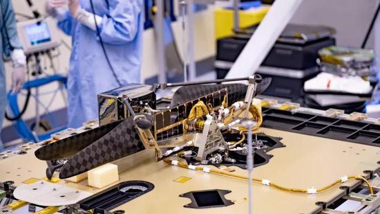 火星直升机被折叠放入火星车腹部,图片来源:NASA