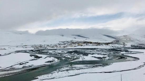 嘉塘草原——荒漠猫繁殖家庭的发现地/摄影:韩雪松