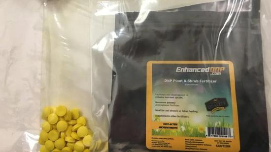 包装看起来是肥料,实际上制成减肥药丸的 DNP。 图片来源:BBC