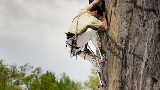 ▲Hugh Herr 戴义肢攀岩