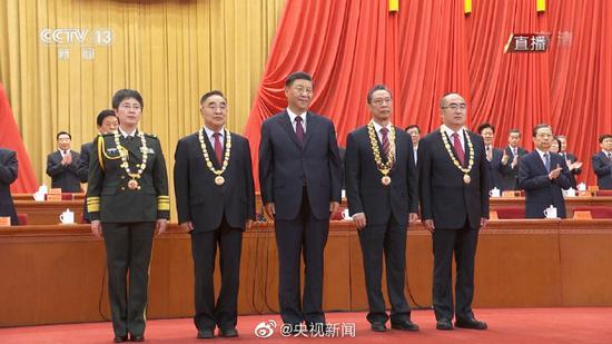 9月8日上午10时,全国抗击新冠肺炎疫情表彰大会在北京人民大会堂隆重举行。习近平主席为国家勋章和国家荣誉称号获得者颁授勋章奖章(右一为张定宇)