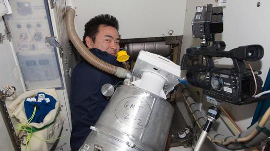 2009年7月,“国际空间站”的厕所泵分离器进水出现故障,导致6位空间站航天员和7位奋进号航天飞机到访航天员共同使用一个美方厕所,或者提出要求才可使用俄方厕所
